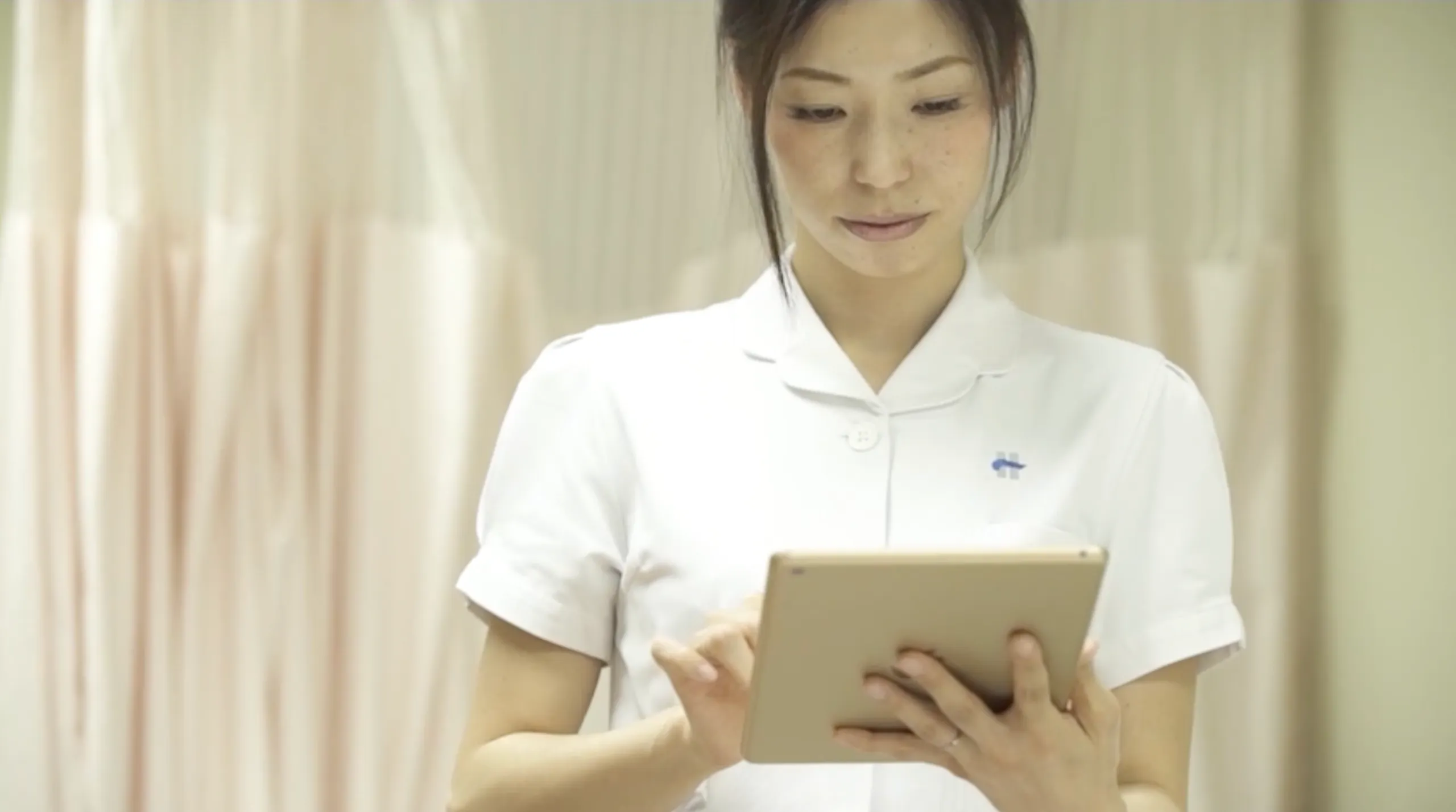 A nurse at National Hospital Organization Osaka Medical Center using a tablet